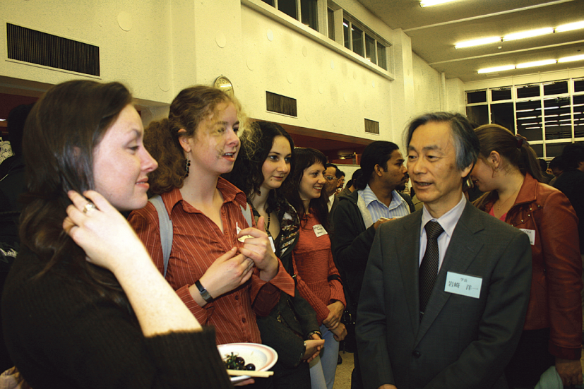 画像　岩崎洋一筑波大学長（写真右）主催の留学生交流会